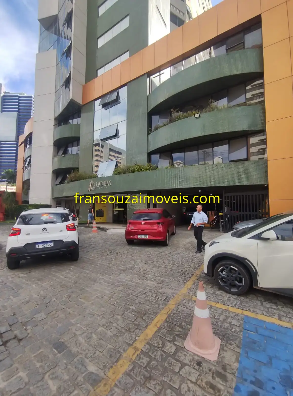 Sala comercial para alugar no Edifício Catabas Tower no Caminho das Árvores em Salvador-BA