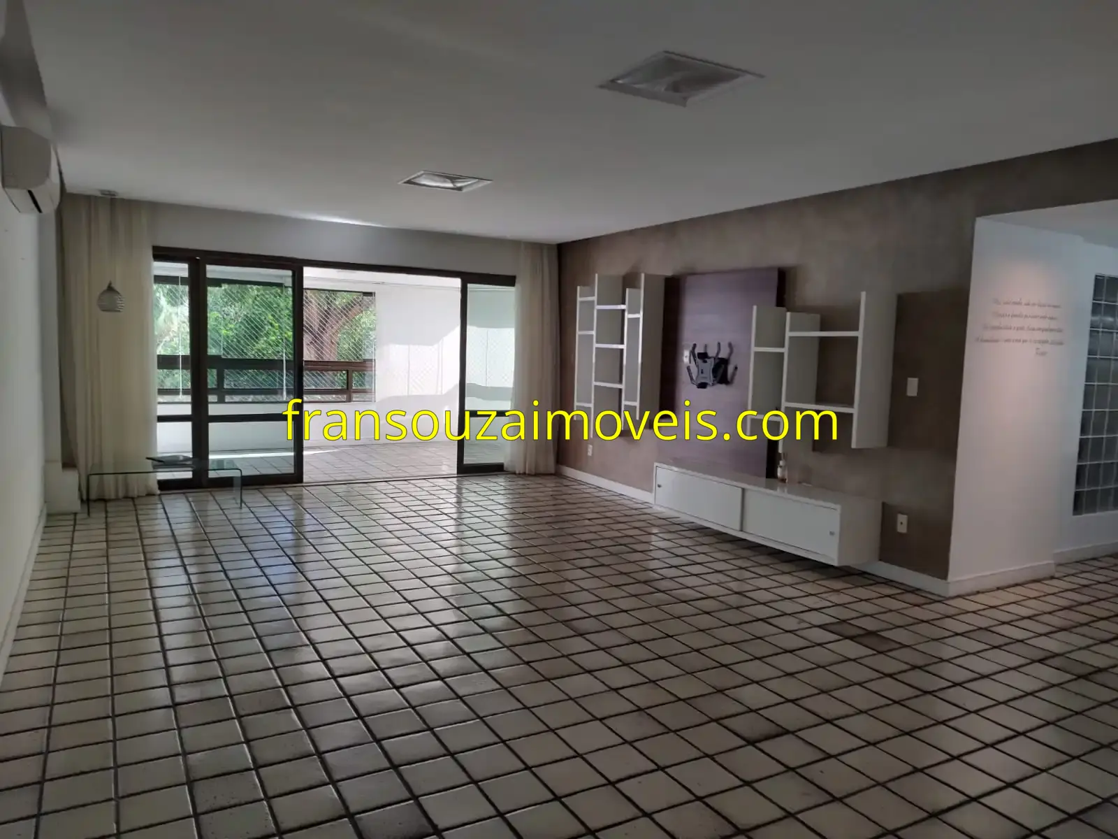 Apartamento de 4 suítes à venda no Itaigara de 232m², 3 vagas e lazer completo!